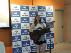 Cantora Daiane Radke animando a confraterniza��o de final de ano da ACISFE