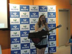 Cantora Daiane Radke animando a confraterniza��o de final de ano da ACISFE