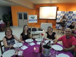 Representantes das Empresas Pauly Corretora de Seguros e �tica Jaime na Confraterniza��o de Final de Ano dos Associados ACISFE 