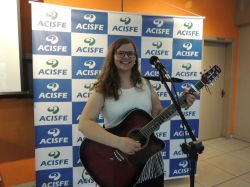 Cantora Daiane Radke animando a confraterniza��o de final de ano da ACISFE