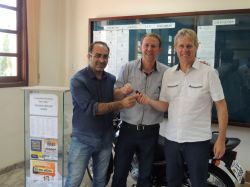 Ganhador da Moto CG125 - Roges Schneider recebendo a chave da moto do Presidente da ACISFE Edson Ramos e do Prefeito Albano Kunrath