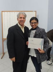 Angela Regina de Souza recebendo o certificado