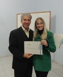 Daniela Marques recebendo o certificado