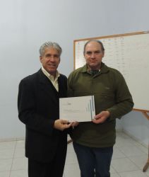 Darci Antonio Bellorini recebendo o certificado
