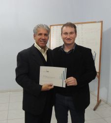 Diego Moewius recebendo o certificado