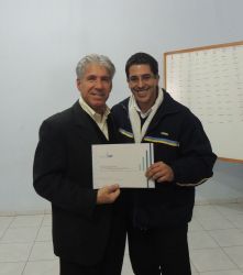Fabiano Martins Macedo recebendo o certificado
