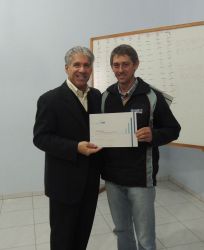 Fernando Seibel recebendo o certificado