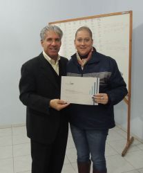 Gabriela Feltes Seibert recebendo o certificado