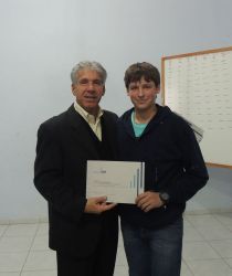 Gustavo Mertins Magedanz recebendo o certificado