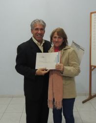Jane Maria Ledur recebendo o certificado