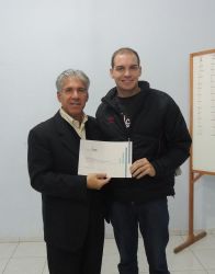 Junior Pasqualotto recebendo o certificado