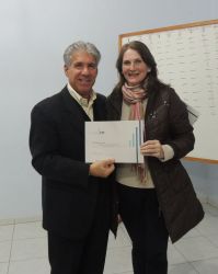 Loreni Maria Girardi recebendo o certificado