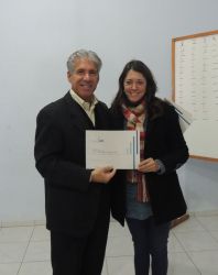 Maria Cristina  Lopes recebendo o certificado