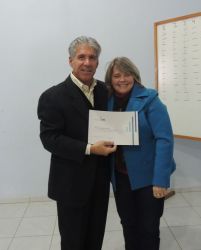 Maria Helena Steffen Lopes recebendo o certificado