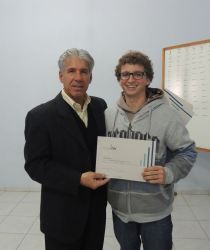 Renan Boeni recebendo o certificado