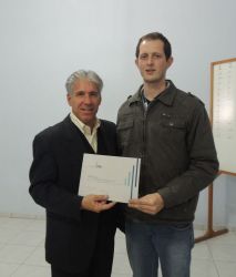 Rodrigo Nienov recebendo o certificado