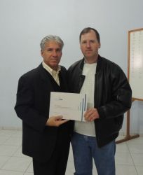 Silvio Reinheimer recebendo o certificado