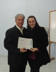 Tas Regina Muller recebendo o certificado