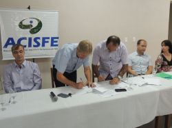 Prefeito Albano e Presidente da ACISFE Edson, assinando o termo de parceria para a realizao da Campanha Compre Feliz 2015